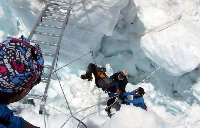 Corpses on Mount Everest Sleeping Beauty Being Used as Landmarks